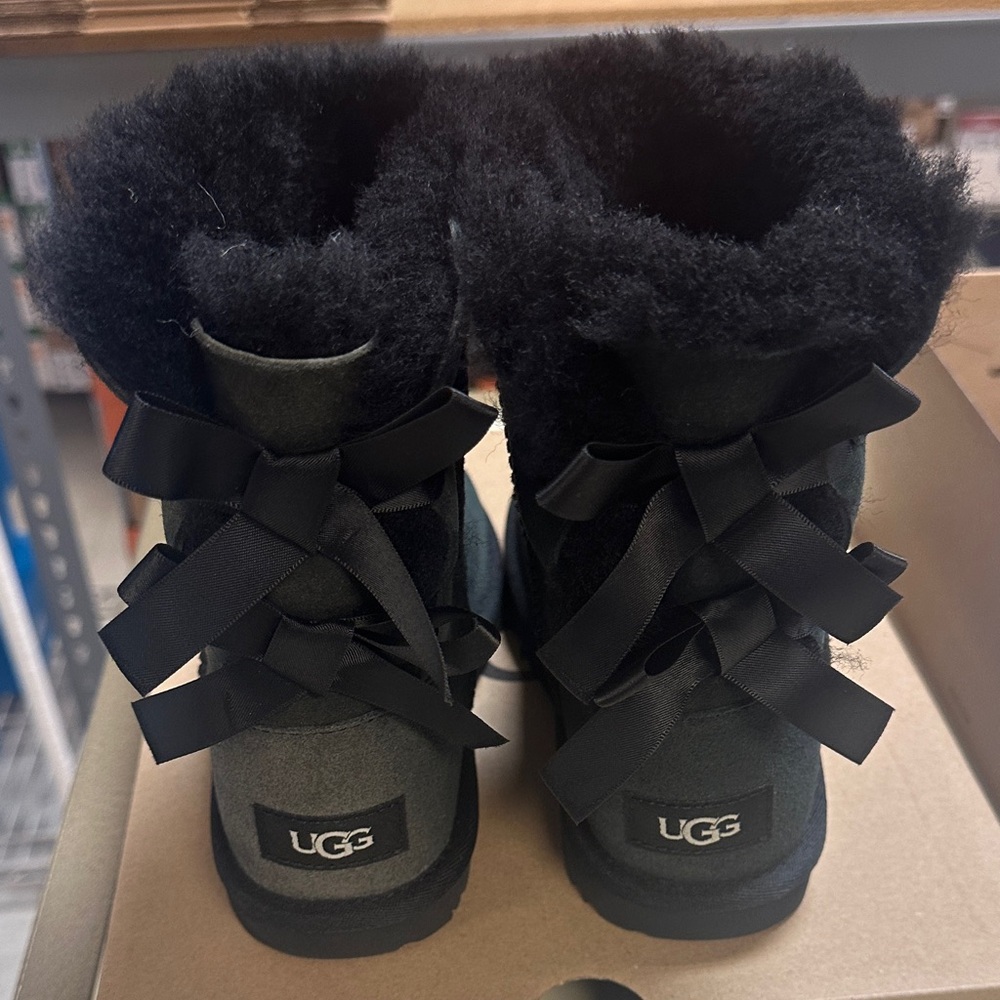 Faded but brand new!! $100 off!!Kids Ugg Bailey Bow 2 - Picture 2 of 13